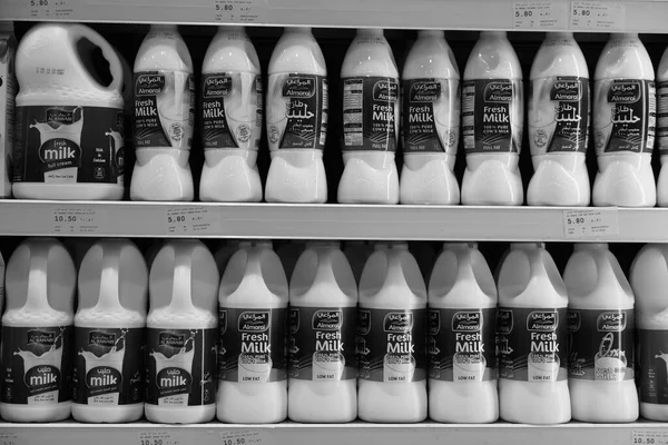 Дубай Uae Декабрь 2019 Года Молочные Бутылки Расставлены Полках Продажи — стоковое фото