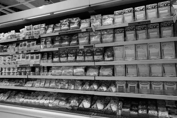 Fekete Fehér Kép Különböző Típusú Sajtokról Polcokon Egy Élelmiszerboltban Csomagolt — Stock Fotó