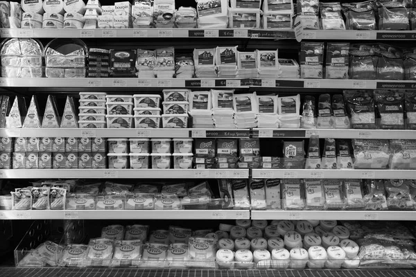 Imagen Blanco Negro Diferentes Tipos Queso Los Estantes Una Tienda — Foto de Stock