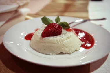 vanilyalı pudingi çilek ile