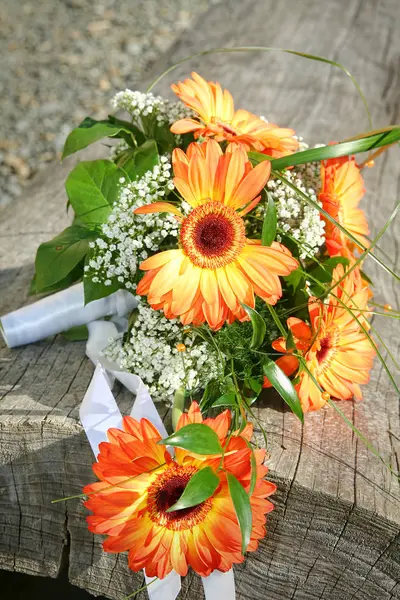 Bir ağaç gövdesi üzerinde buket düğün