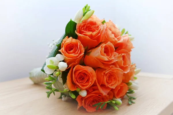 Masadaki düğün buketi.