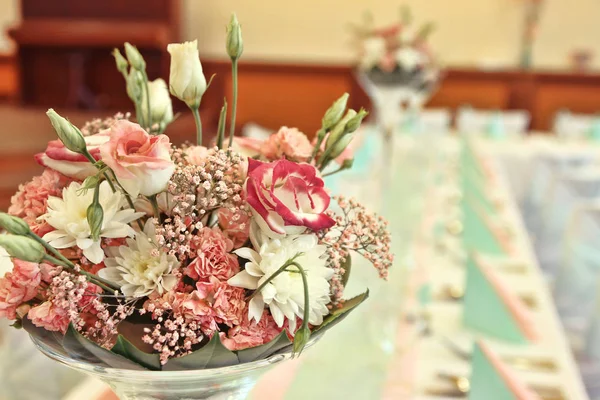 Düğün buketi masada.