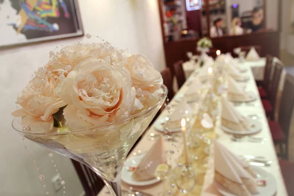 Düğün buketi masada.