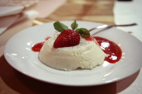 vanilyalı pudingi çilek ile