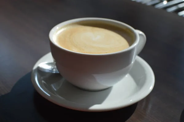 Kaffee Mit Sahnedessert Auf Einem Tisch Café — Stockfoto