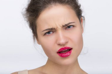 Kırmızı dudaklar ile güzel kız