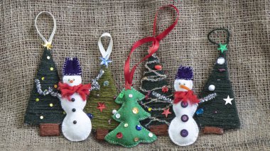 El yapımı yumuşak oyuncaklar, Noel ağacı süslemeleri, Noel hediyeleri, Sevgililer Günü hediyeleri, aşk hikayesi, iplik oyuncakları.