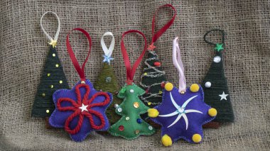 El yapımı yumuşak oyuncaklar, Noel ağacı süslemeleri, Noel hediyeleri, Sevgililer Günü hediyeleri, aşk hikayesi, iplik oyuncakları.