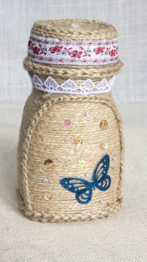 El yapımı şişeler, dekoratif sofra takımı, ipliklerle süslenmiş sofra takımı, düğün şişeleri.