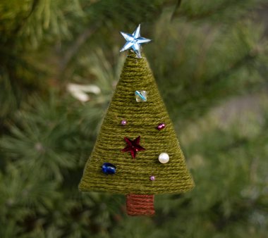 Noel ağacı arka planında Noel oyuncakları, Noel ağacı arka planında Noel oyuncakları, yumuşak oyuncak Noel ağacı