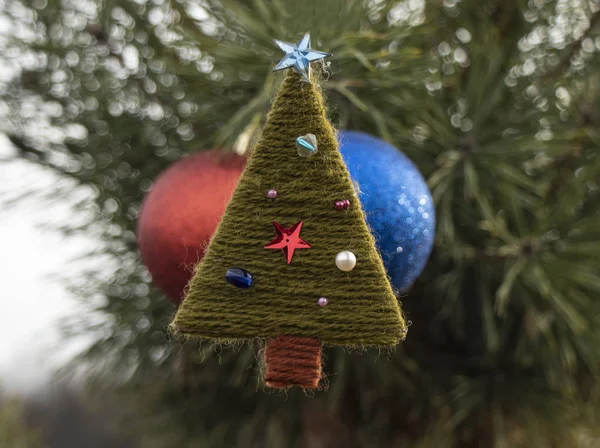 Weihnachtsspielzeug Auf Christbaumhintergrund Weihnachtsspielzeug Auf Christbaumhintergrund Kuscheltier Weihnachtsbaum — Stockfoto