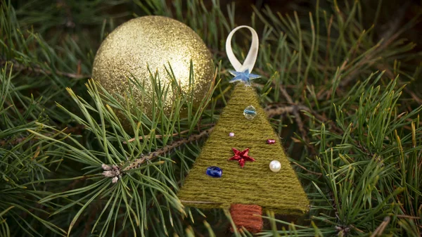 Weihnachtsspielzeug Auf Christbaumhintergrund Weihnachtsspielzeug Auf Christbaumhintergrund Kuscheltier Weihnachtsbaum — Stockfoto
