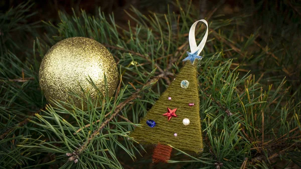 Weihnachtsspielzeug Auf Christbaumhintergrund Weihnachtsspielzeug Auf Christbaumhintergrund Kuscheltier Weihnachtsbaum — Stockfoto