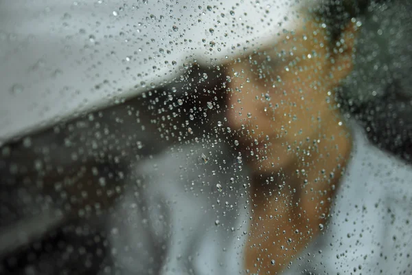  Camdaki yağmur damlaları