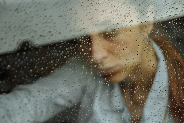  Camdaki yağmur damlaları