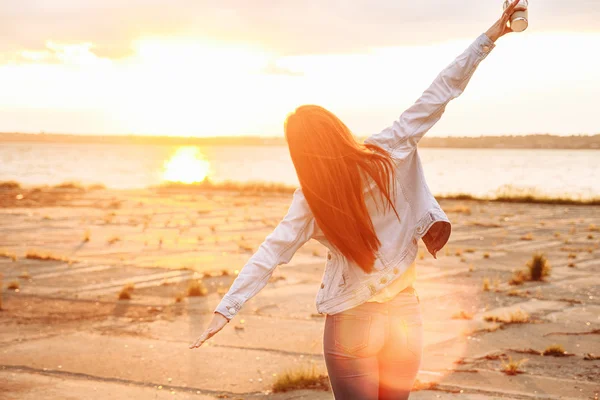 gün batımında kız