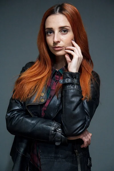 kız üzerinde gri arka plan portre