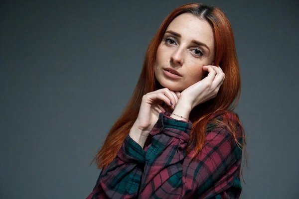 kız üzerinde gri arka plan portre