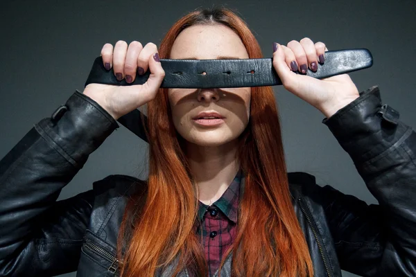 kız üzerinde gri arka plan portre