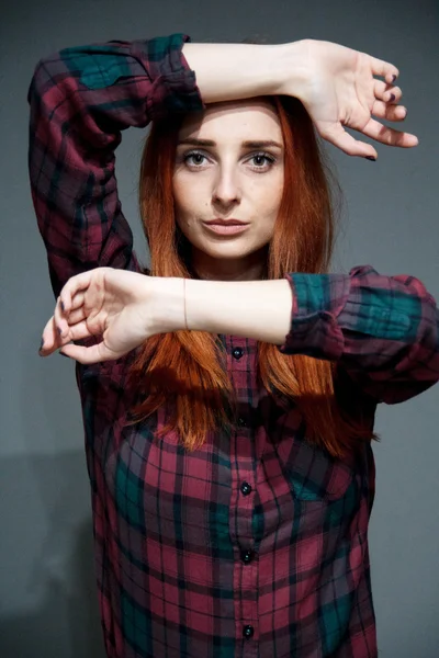 kız üzerinde gri arka plan portre