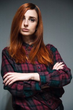 kız üzerinde gri arka plan portre