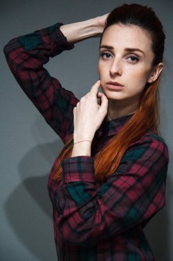 kız üzerinde gri arka plan portre