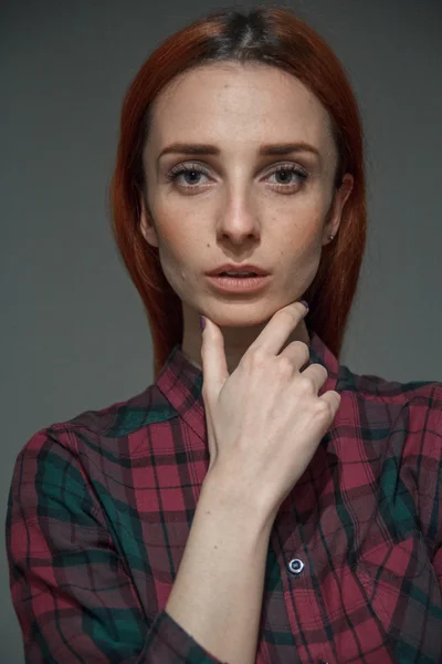 kız üzerinde gri arka plan portre