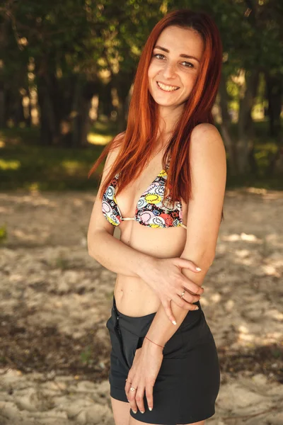 Ragazza dai capelli rossi sulla spiaggia — Foto Stock