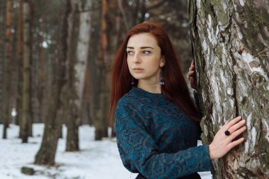 Kışın ormandaki kız