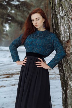 Kışın ormandaki kız