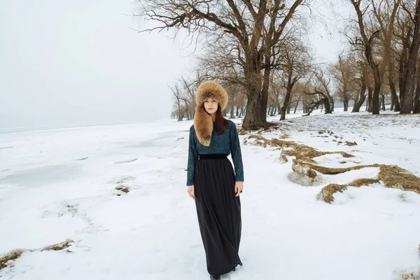 Kışın ormandaki kız