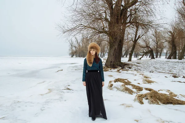 Kışın ormandaki kız