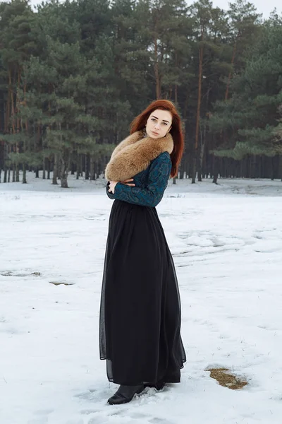 Kışın ormandaki kız