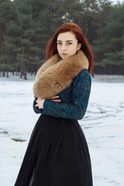 Kışın ormandaki kız