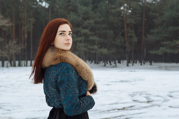 Kışın ormandaki kız