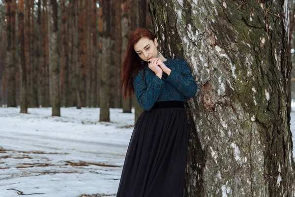 Kışın ormandaki kız