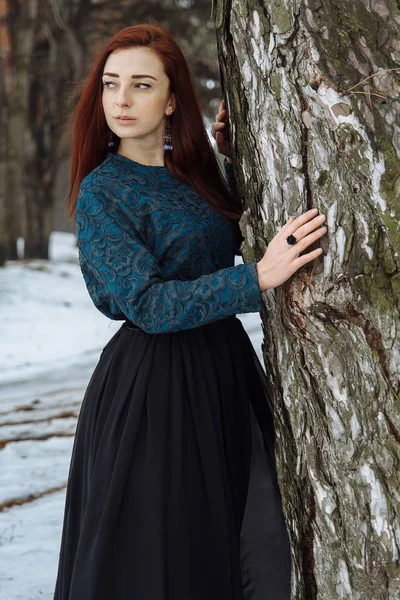 Kışın ormandaki kız