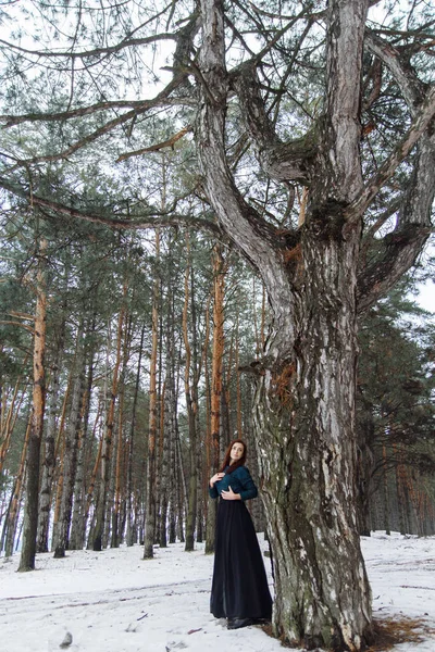 Kışın ormandaki kız