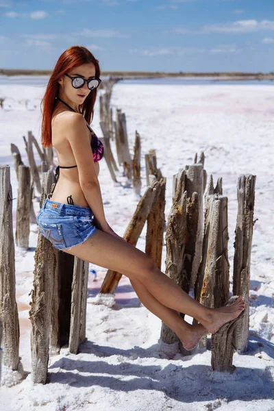 Menina bonita em um lago de sal em óculos de sol — Fotografia de Stock
