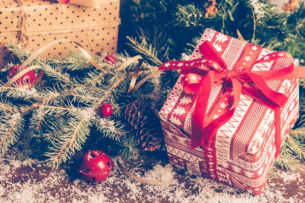 Árvore de Natal brinquedos de Ano Novo presentes em um fundo escuro de madeira. Modelo de cartão de saudação de layout plano com espaço de cópia . — Fotografia de Stock