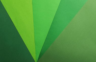 Renkli kâğıt kaplı fan çizgili geometrinin yeşil arka planı. Uzay şablonunu kopyala. Yatay çerçeve. Tasarım metniniz için yer.
