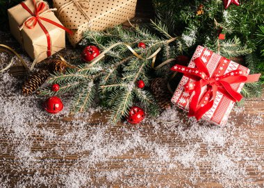 Yılbaşı ağacı oyuncakları, tahtadan yapılmış karanlık bir arka planda hediyeler. Fotokopi alanı olan düz düzlem tebrik kartı şablonu.