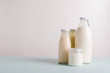 Süt ürünleri organik probiyotik mayalanmış süt ürünleri cam şişeler. Mayalanmış kefir yoğurt ürünleri. Sağlıklı beslenme