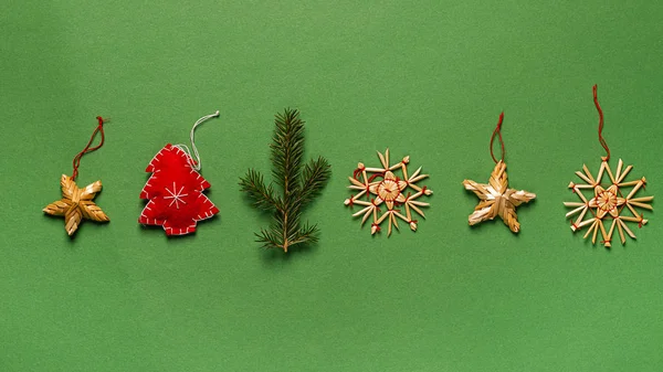 Weihnachtsspielzeug aus Naturmaterialien Baumzweige ohne Kunststoff auf grünem Hintergrund. Urlaubskonzept — Stockfoto