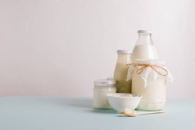 Mayalanmış süt ürünleri. Süt mantarı. Cam şişelerde organik probiyotik mayalanmış süt ürünleri. Sağlıklı diyet yemekleri.