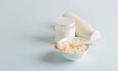 Süt mantarı organik probiyotik mayalanmış süt ürünleri cam kase. Mayalanmış yiyecekler sağlıklı yeme konsepti. Boşluğu kopyala.