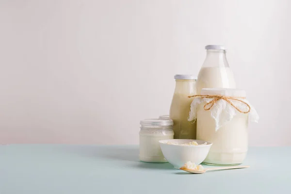 Prodotti lattiero-caseari fermentati. Fungo del latte. Prodotti lattiero-caseari fermentati probiotici biologici in bottiglie di vetro. Alimentazione sana. — Foto Stock