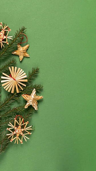 Weihnachtsbaumzweige mit Spielzeug aus natürlichen Materialien ohne plastikgrünen Hintergrund. Weihnachtskonzept Zero Waste. — Stockfoto