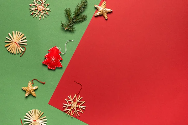 Weihnachtsspielzeug aus Naturmaterialien Baumzweige ohne Kunststoff auf grün-rotem Hintergrund. Urlaubskonzept — Stockfoto